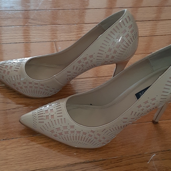 Nude patent leather pumps with cutout details - Picture 4 of 5